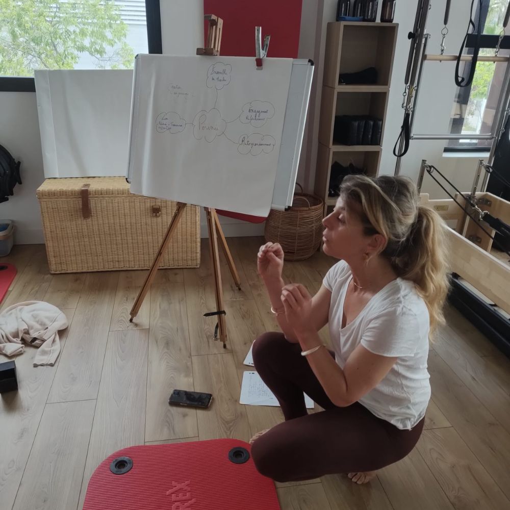 illustration d'une formation en yoga et prof de yoga sur hyères et les alentours sandrine qui présente une formation de yoga pour des élèves et profs de yogaz sur hyères